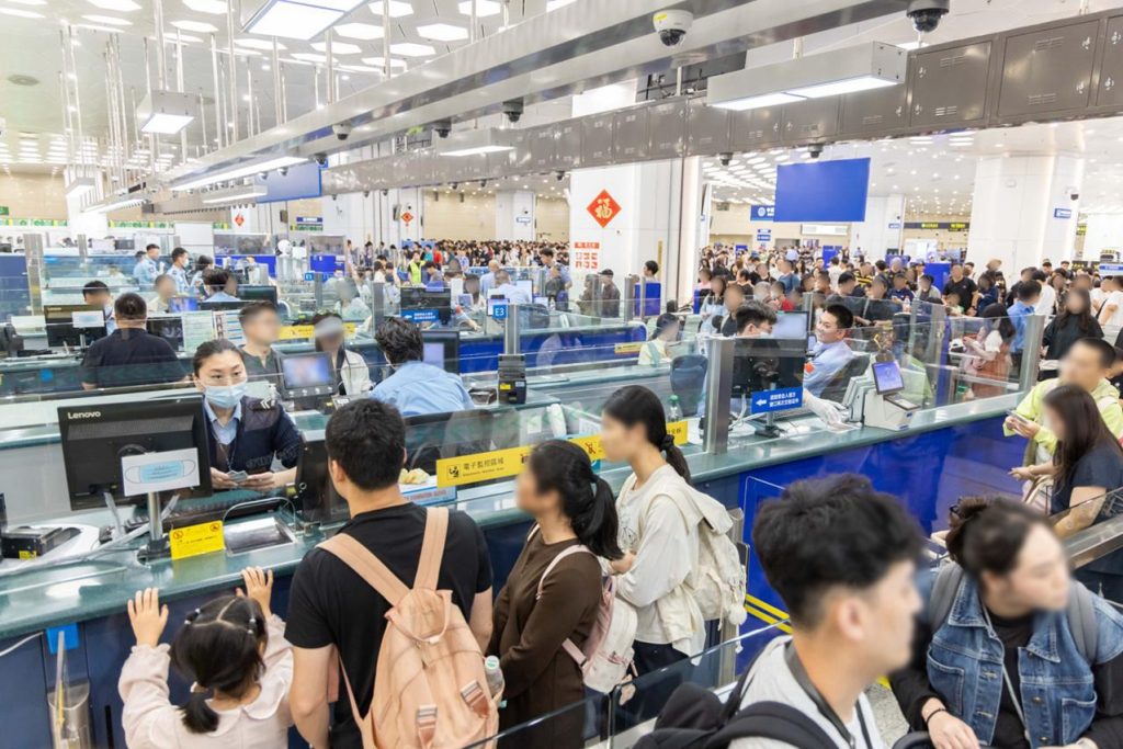珠海口岸端午假期旅客通关现场