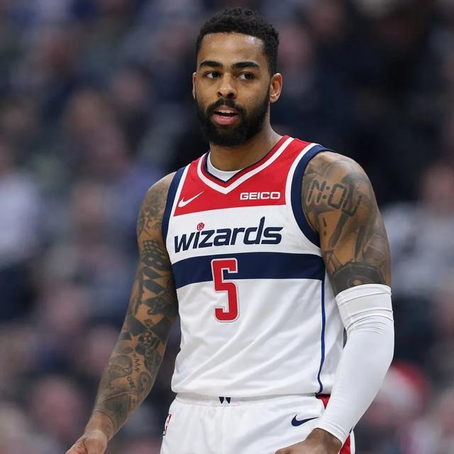 丹吉洛·拉塞尔身穿奇才队球衣出战NBA比赛