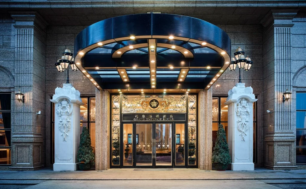 澳门帝皇酒店入口外观，英皇娱乐酒店退出澳门博彩业务后年度亏损大幅收窄