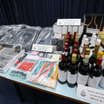 香港警方展示行动中查获的酒水、设备、证物袋及相关物品