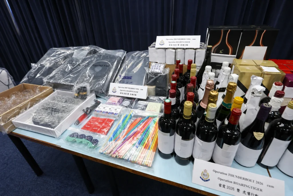 香港警方展示行动中查获的酒水、设备、证物袋及相关物品