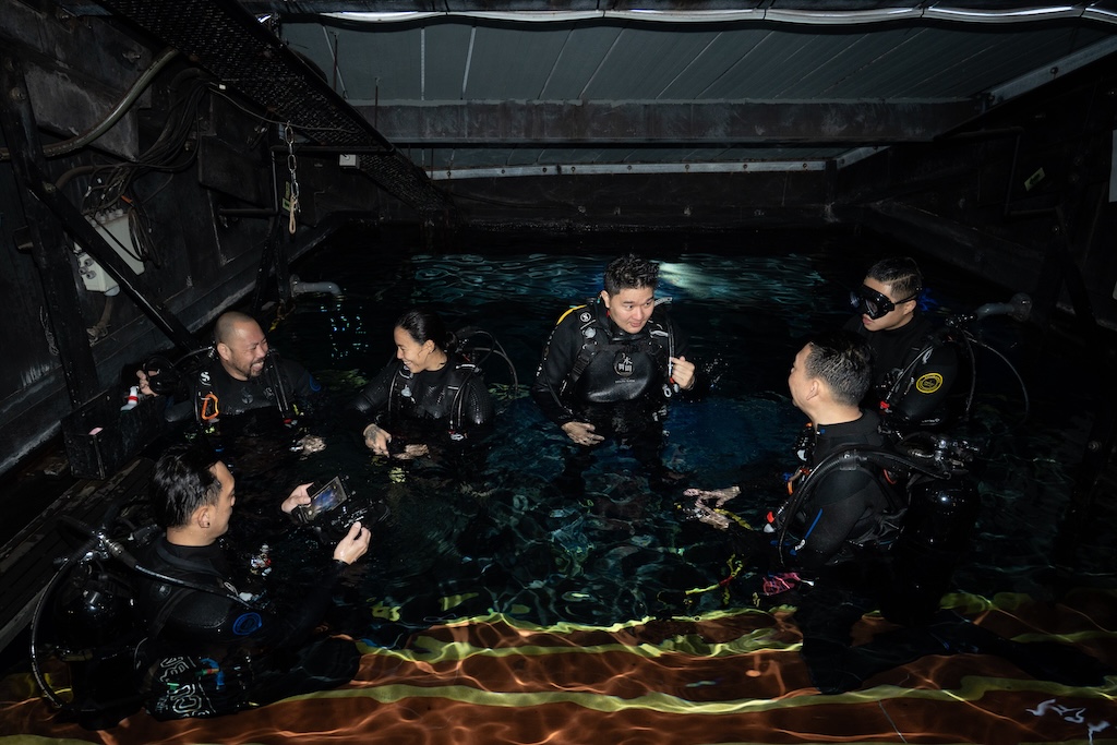 水舞间潜水员在地下水池区进行演出前准备