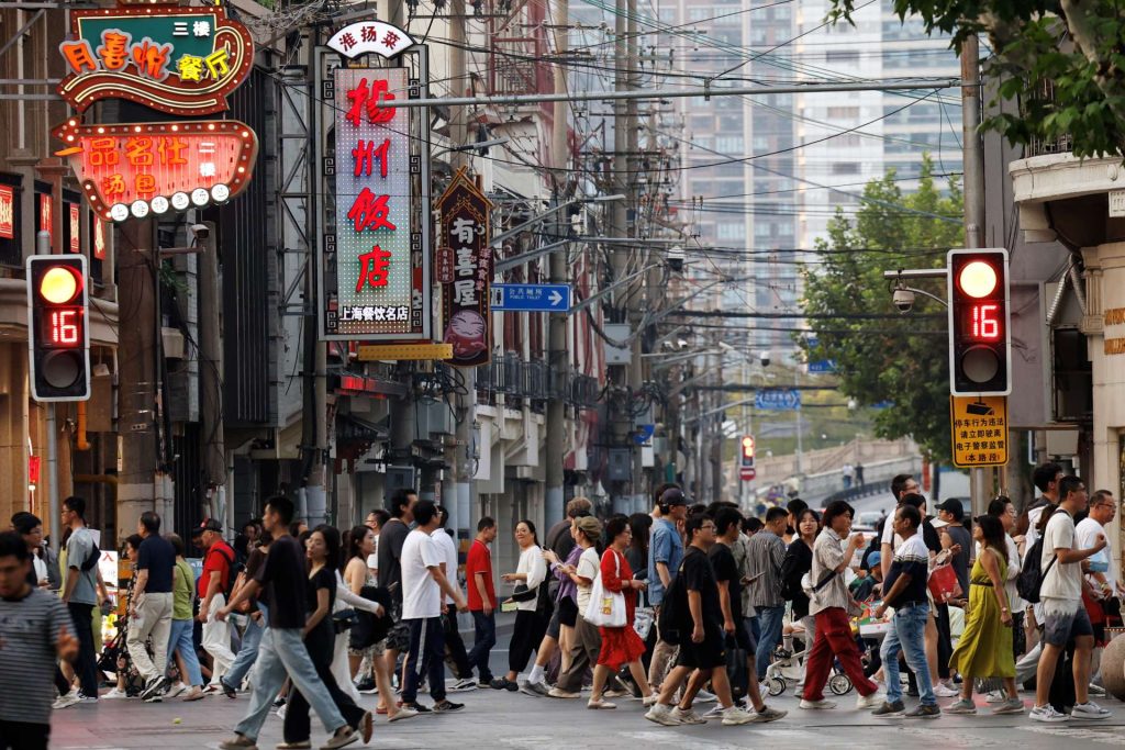 中国城市街区人流与商业招牌，反映中国经济活动与消费场景
