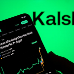 Kalshi手机界面显示预测市场合约，背景为绿色Kalshi品牌标识