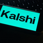 Kalshi标志显示在手机屏幕上，象征预测市场平台借世界杯提升品牌热度