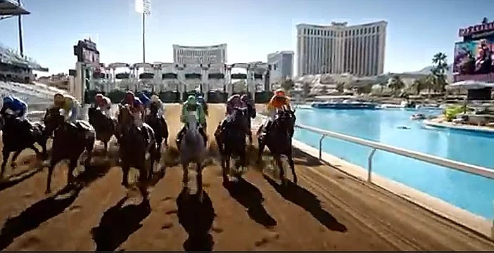 纯种马在拉斯维加斯大道水景旁比赛的概念画面