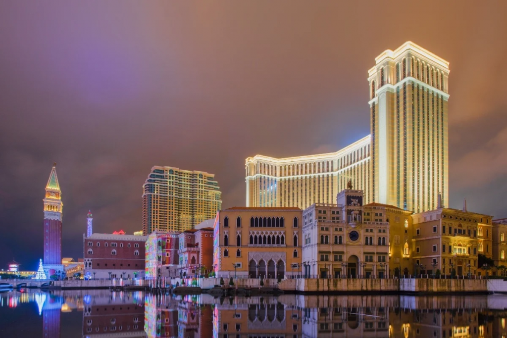 澳门威尼斯人与路凼综合度假村夜景，反映澳门博彩市场与综合旅游消费环境