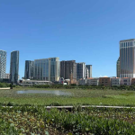 澳门路氹城赌场酒店群与湿地景观，象征澳门警方打击娱乐场非法直播赌局案件