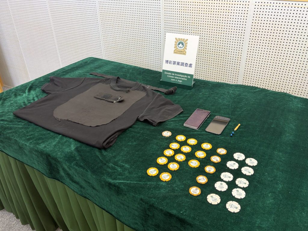 澳门司警展示涉嫌用于赌场直播赌局的衣服暗格、手机、耳机及筹码