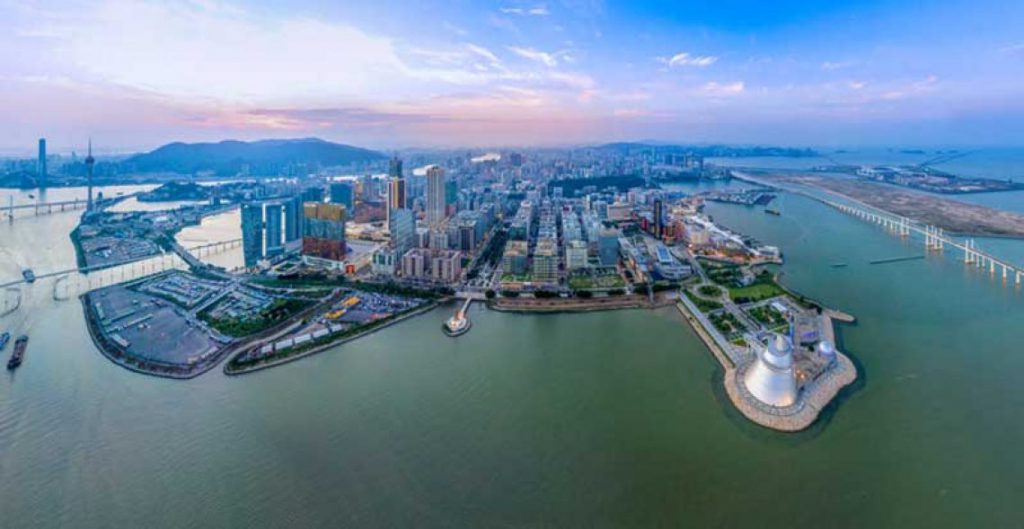 澳门城市与海岸线航拍景观，显示澳门博彩及旅游市场背景