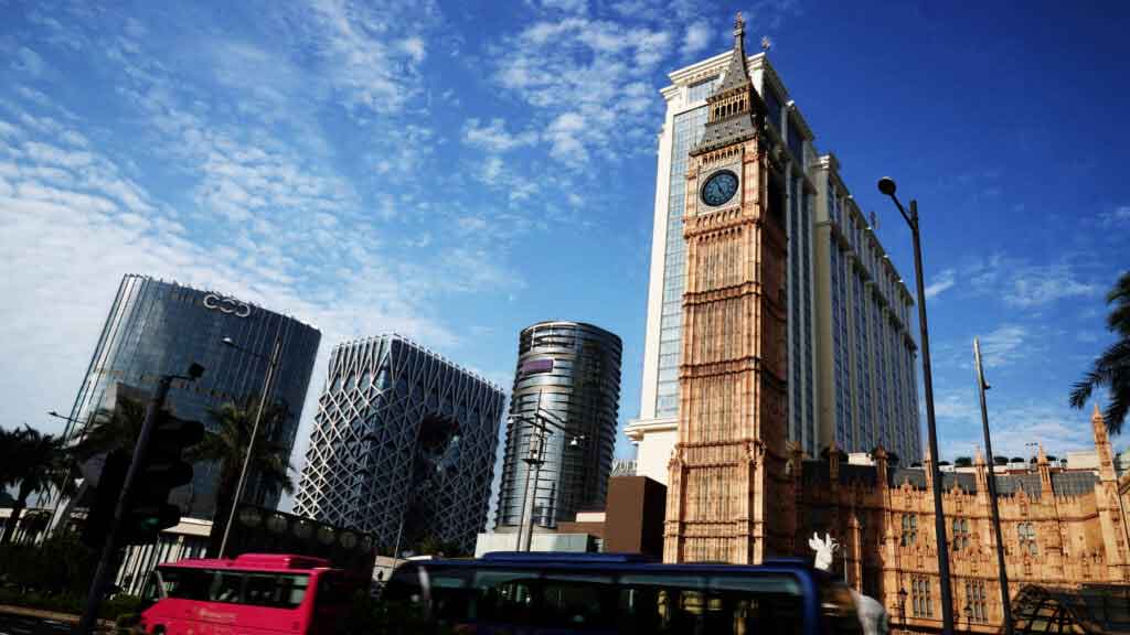 澳门伦敦人度假村仿伦敦大本钟建筑及周边高楼车流街景