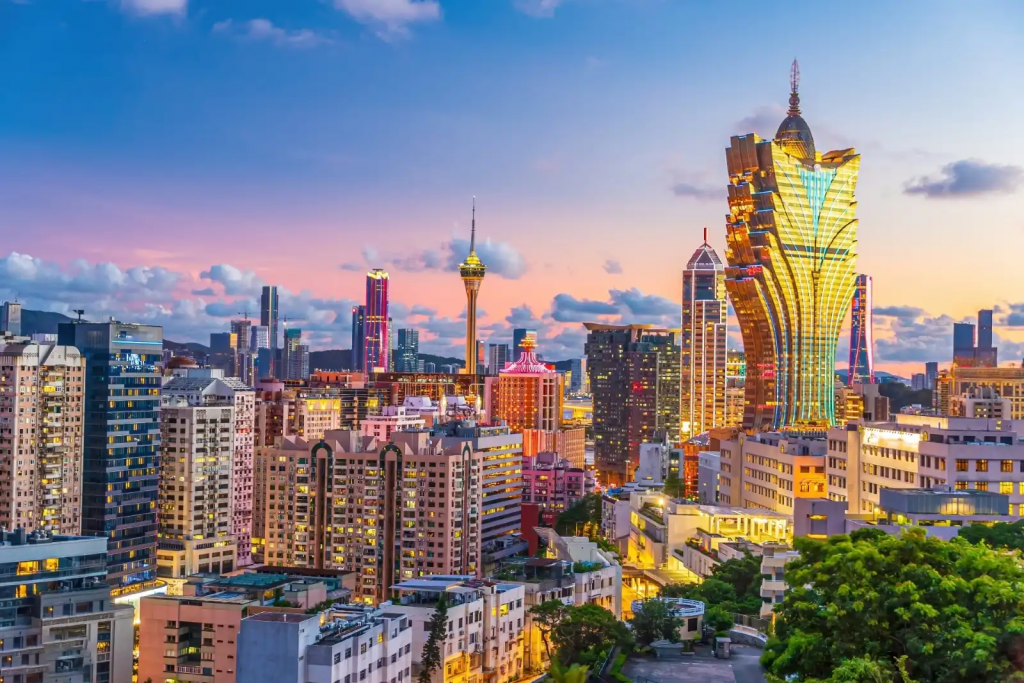 澳门夜景天际线,葡京酒店与澳门旅游塔灯光璀璨矗立