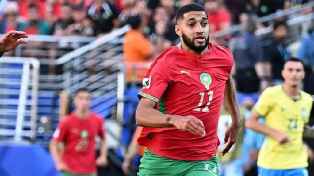 摩洛哥球员身穿红色球衣在世界杯比赛中推进