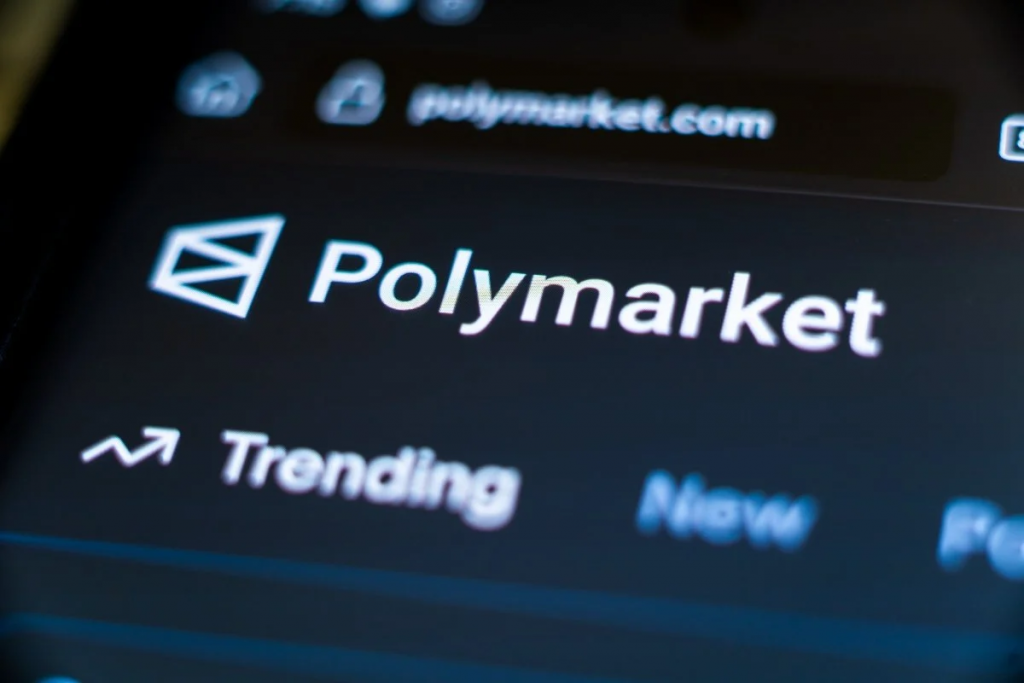 手机屏幕显示Polymarket预测市场平台标志和热门市场页面