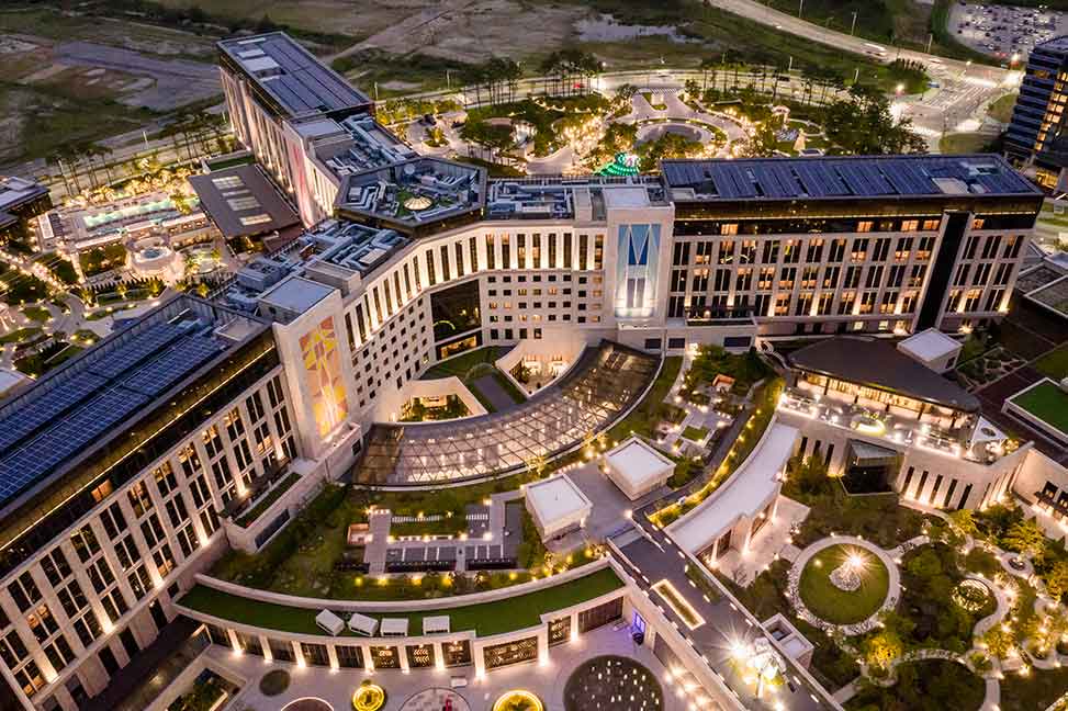 韩国百乐达斯城综合度假村夜景，反映韩国外籍人士专用赌场与旅游市场发展