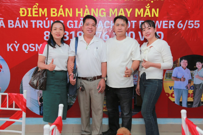 裴文孟现身越南彩票幸运销售点活动现场合影