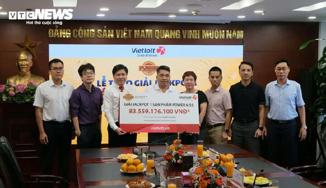 越南Power 6/55大奖得主裴文孟露脸领取835亿越南盾奖金支票